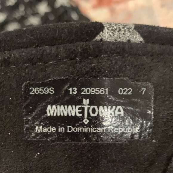 Minnetonka Black Suede Fringe Accent Moccasin Star Print Boots Girls Size 13 - Picture 3 of 8